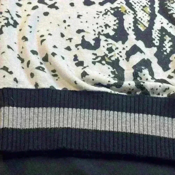 Jamison women crew neck pullover sweater with stripe accent, animal print large - Picture 9 of 10